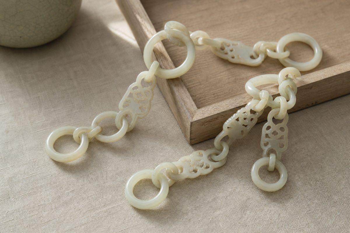 Openwork jade carving (镂空玉雕) concept with active ring / Huo Huan (活环) and jade chain carving