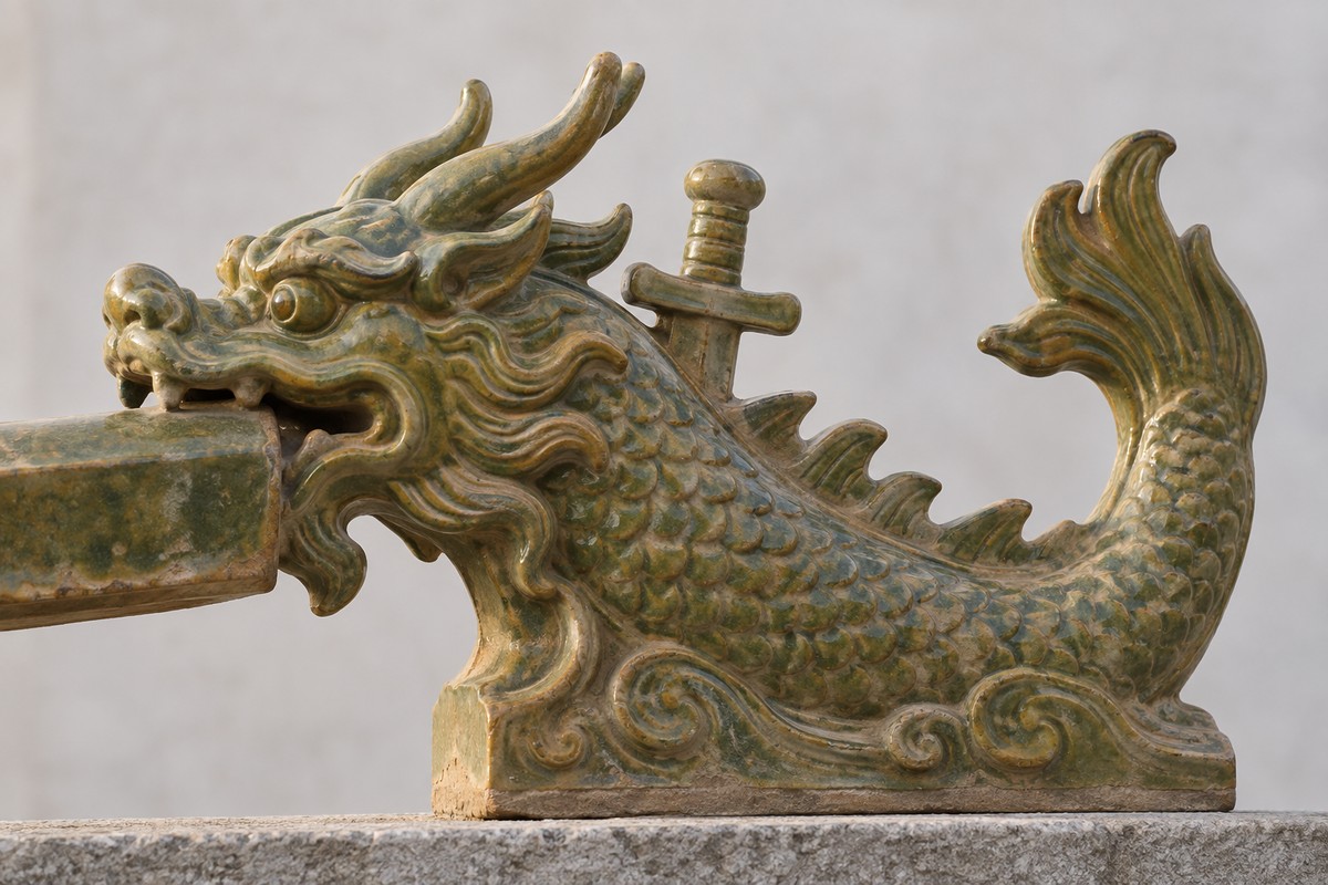 Glazed ceramic Chiwen with a short sword-hilt-shaped detail on its back
